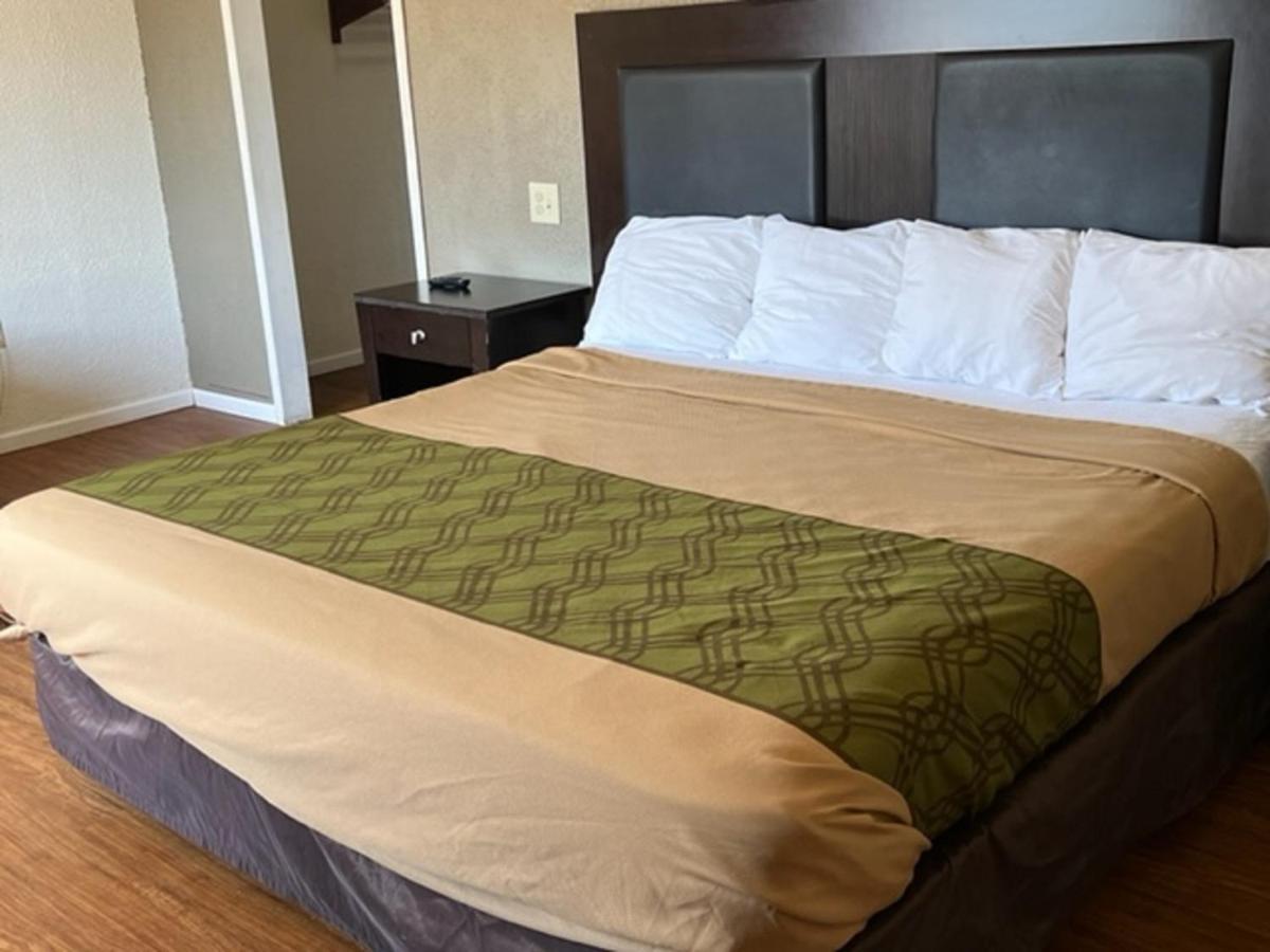 Posh Inn & Suites Wisconsin Rapids Eksteriør billede
